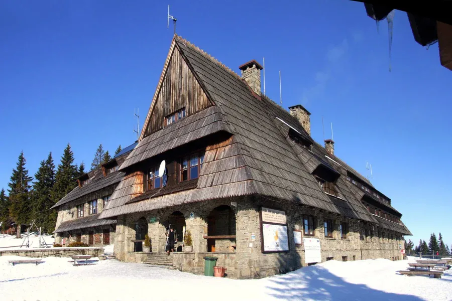 Schronisko PTTK na Turbaczu - budynek schroniska