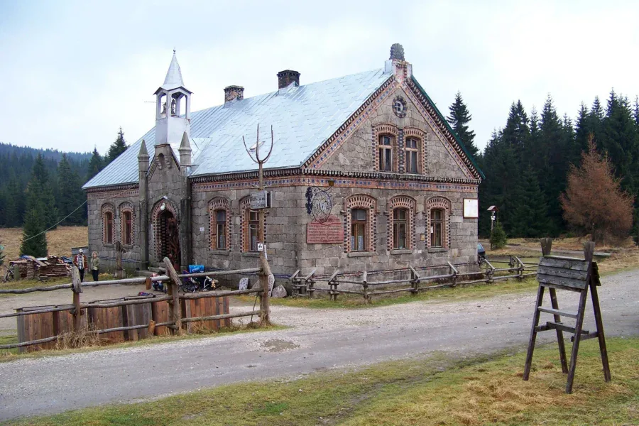Schronisko PTTK Orle - budynek schroniska