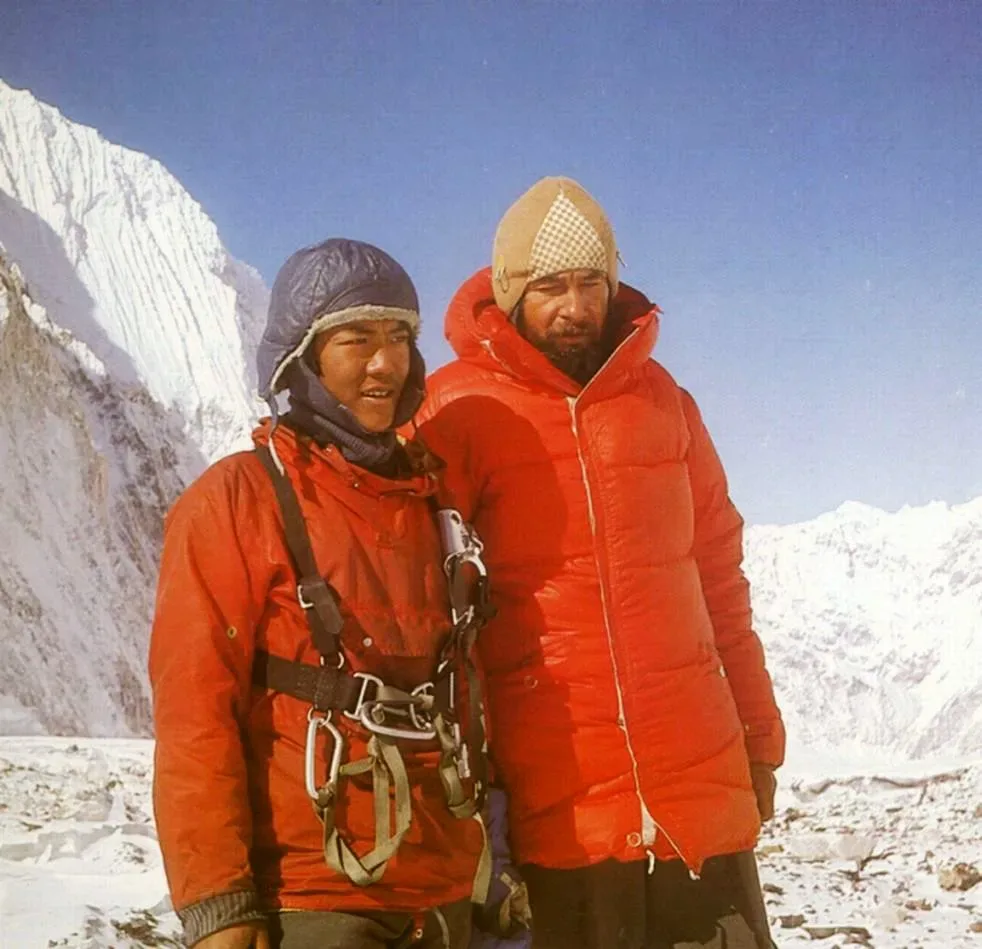 Pasang Norbu Sherpa i Zygmunt Andrzej Heinrich po zimowej próbie wejścia na Mount Everest, luty 1980